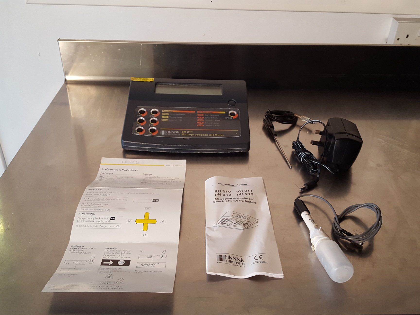 Image of HANNA Instruments Model pH211 Microprocessor pH Meter Lab