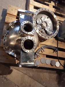 Thumbnail image of UHV Vacuum Chamber Balzers Lab Flanges EELS / VSW-EELS, Preparation