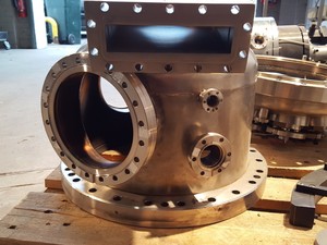 Thumbnail image of UHV Vacuum Chamber Balzers Lab Flanges EELS / VSW-EELS, Preparation