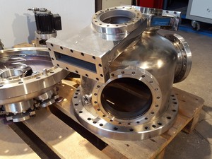 Thumbnail image of UHV Vacuum Chamber Balzers Lab Flanges EELS / VSW-EELS, Preparation
