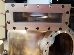 Thumbnail image of UHV Vacuum Chamber Balzers Lab Flanges EELS / VSW-EELS, Preparation