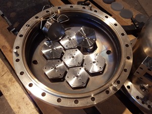 Thumbnail image of UHV Vacuum Chamber Balzers Lab Flanges EELS / VSW-EELS, Preparation