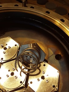 Thumbnail image of UHV Vacuum Chamber Balzers Lab Flanges EELS / VSW-EELS, Preparation