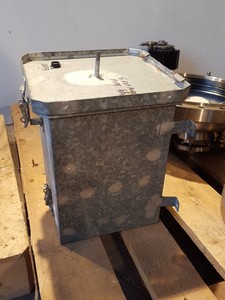 Thumbnail image of UHV Vacuum Chamber Balzers Lab Flanges EELS / VSW-EELS, Preparation