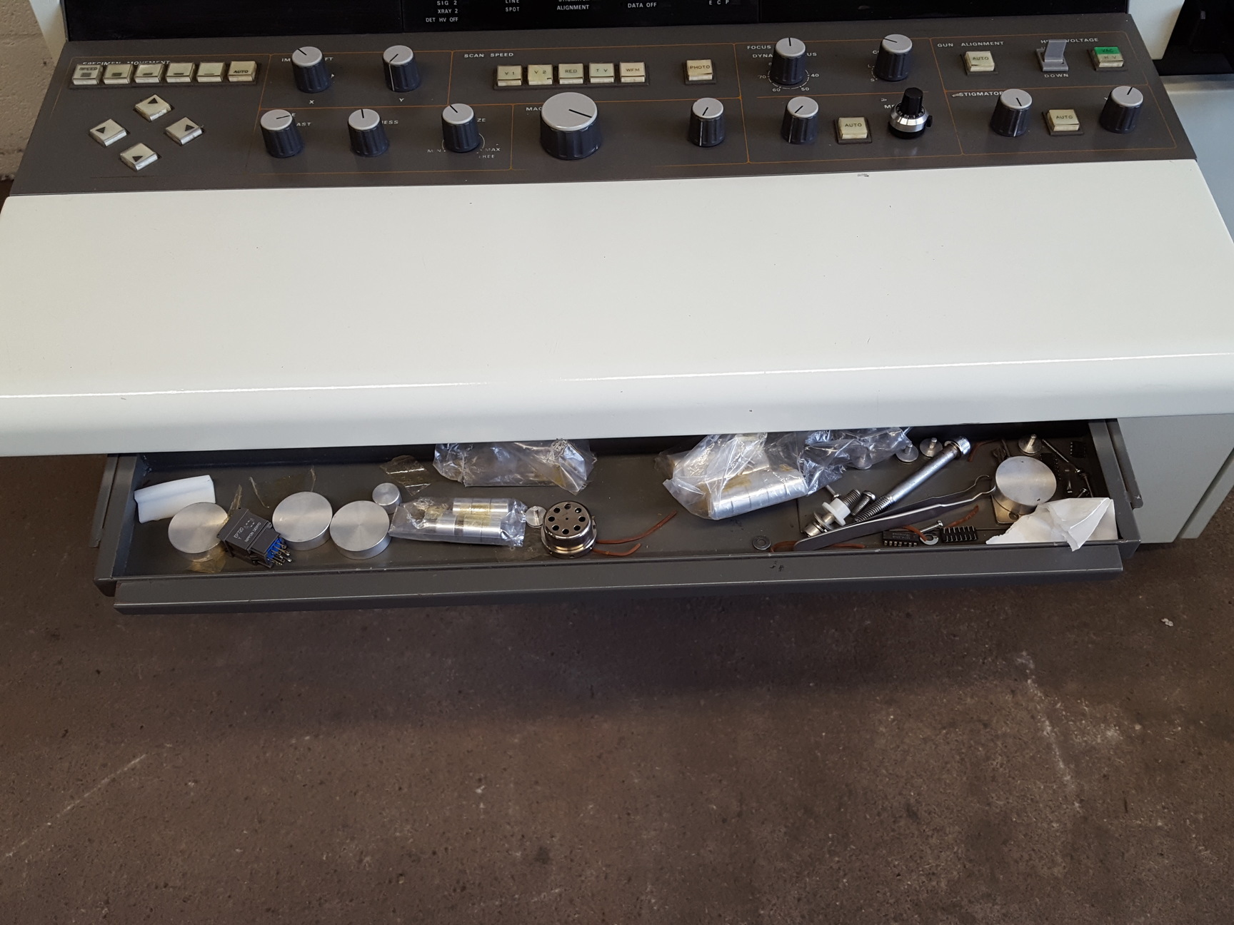 Image of ISI ABT Scanning Electron Microscope (SEM) ABT-55 Lab + Edwards VR5 Pump