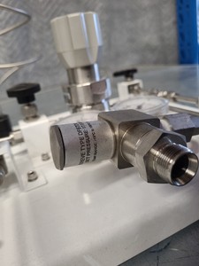 Thumbnail image of 2 x Wika Gas Pressure Regulator Rigs 150 PSIG/10 BAR OUT 3500 PSIG BAR IN Lab