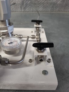 Thumbnail image of 2 x Wika Gas Pressure Regulator Rigs 150 PSIG/10 BAR OUT 3500 PSIG BAR IN Lab