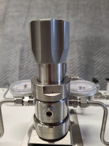 Thumbnail image of 2 x Wika Gas Pressure Regulator Rigs 150 PSIG/10 BAR OUT 3500 PSIG BAR IN Lab