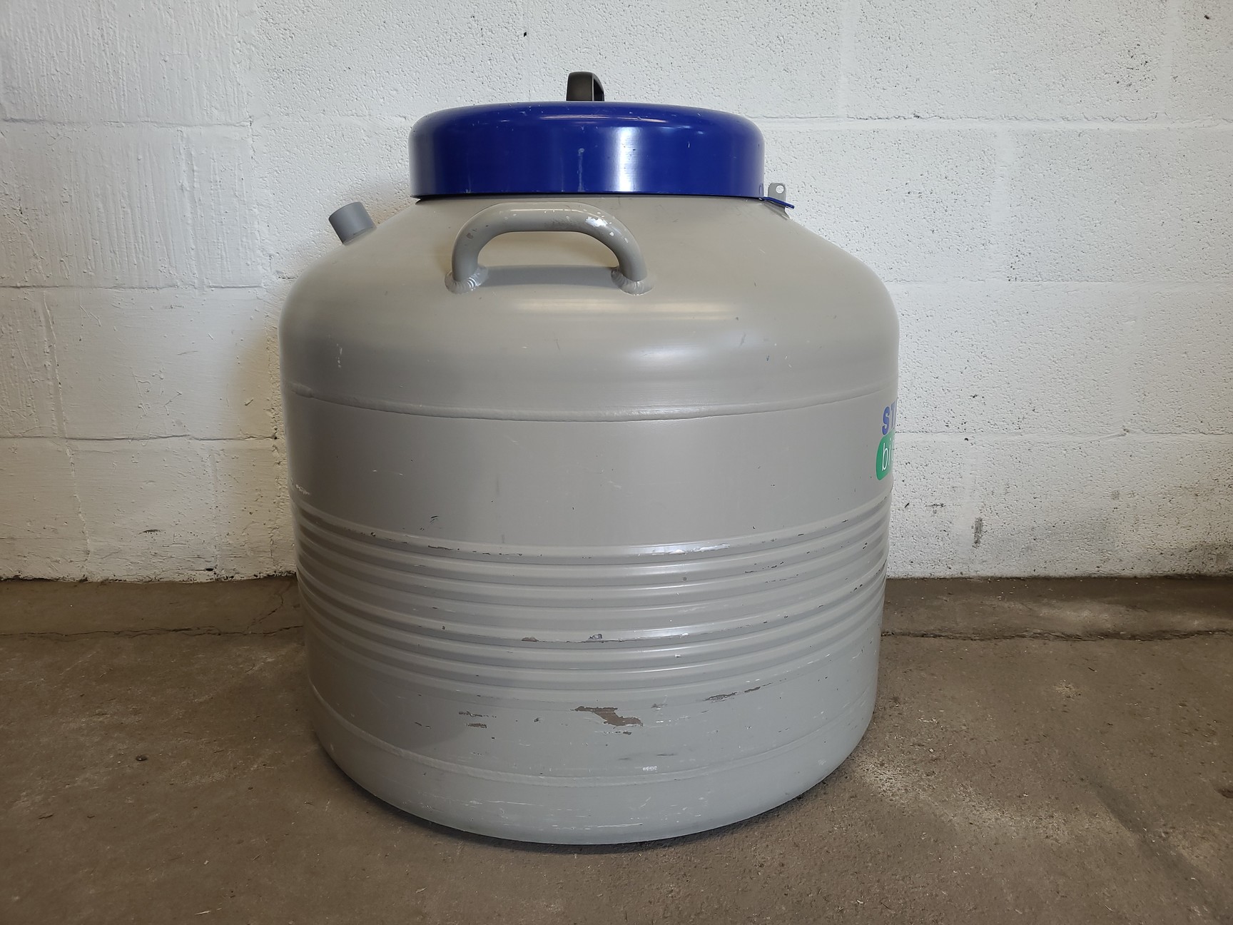 Image of Statebourne Cryogenics Biorack 2400 Liquid Nitrogen Storage Tank Lab