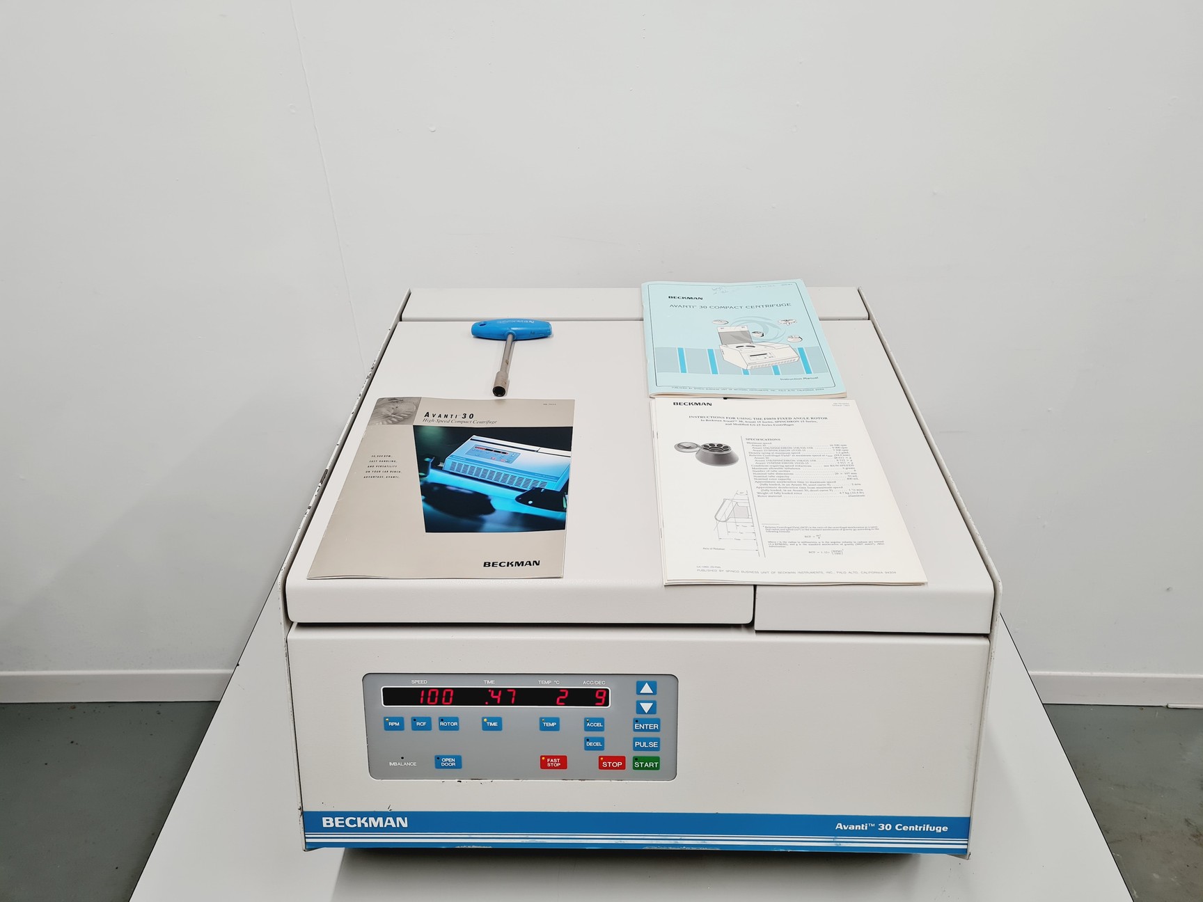 Image of Beckman Avanti 30 Compact Centrifuge with F0850 Rotor & Manual 