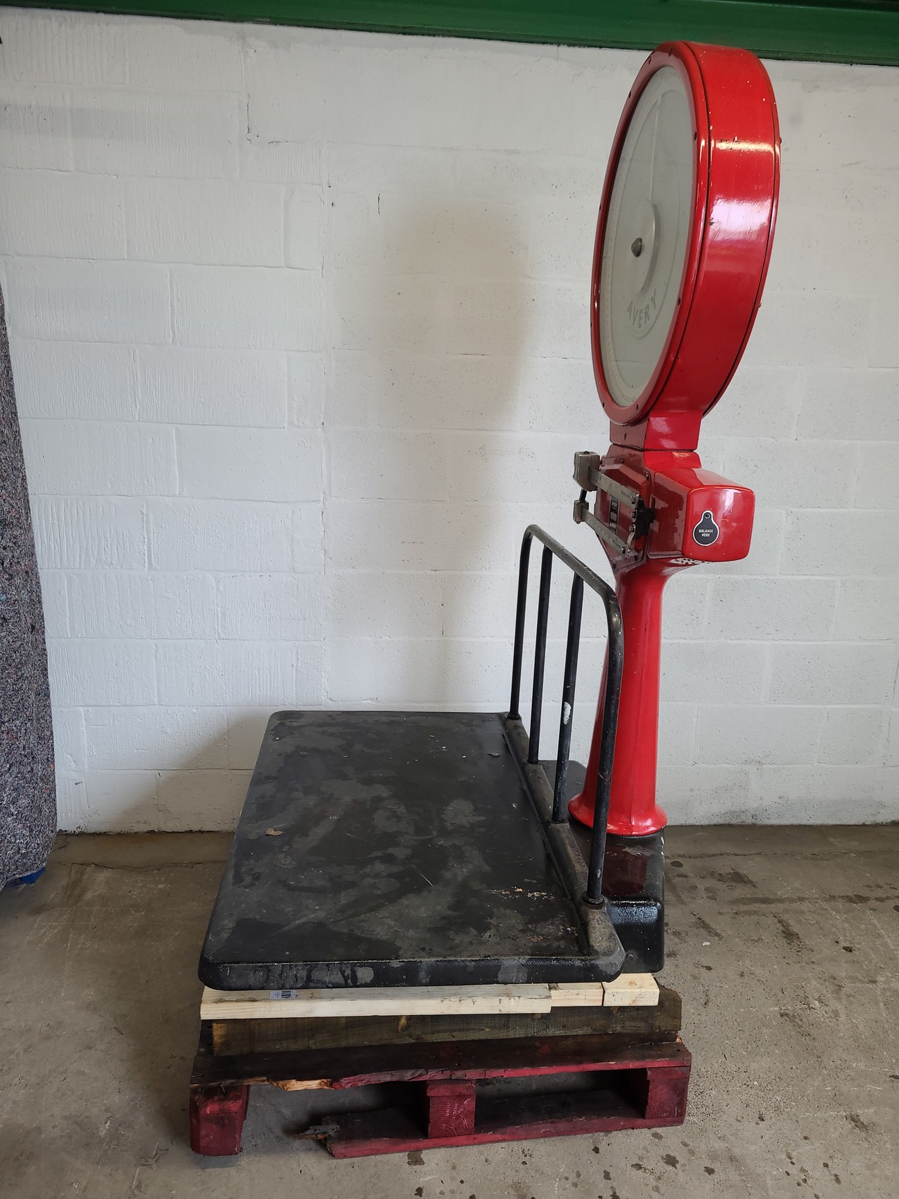 Image of Avery Scales 3205 CLE Industrial Weighing Scales 1500lb Vintage Retro Film Prop