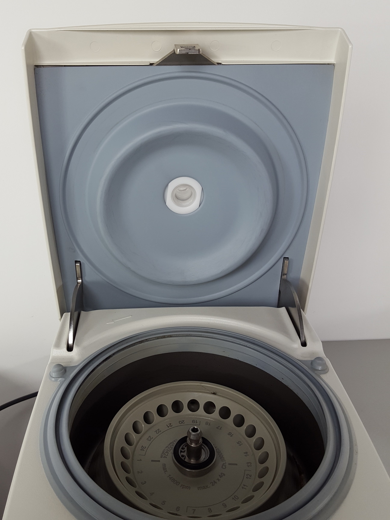 Image of VWR Micro Star 17 R Laboratory Centrifuge + 24-Tube Rotor Lab