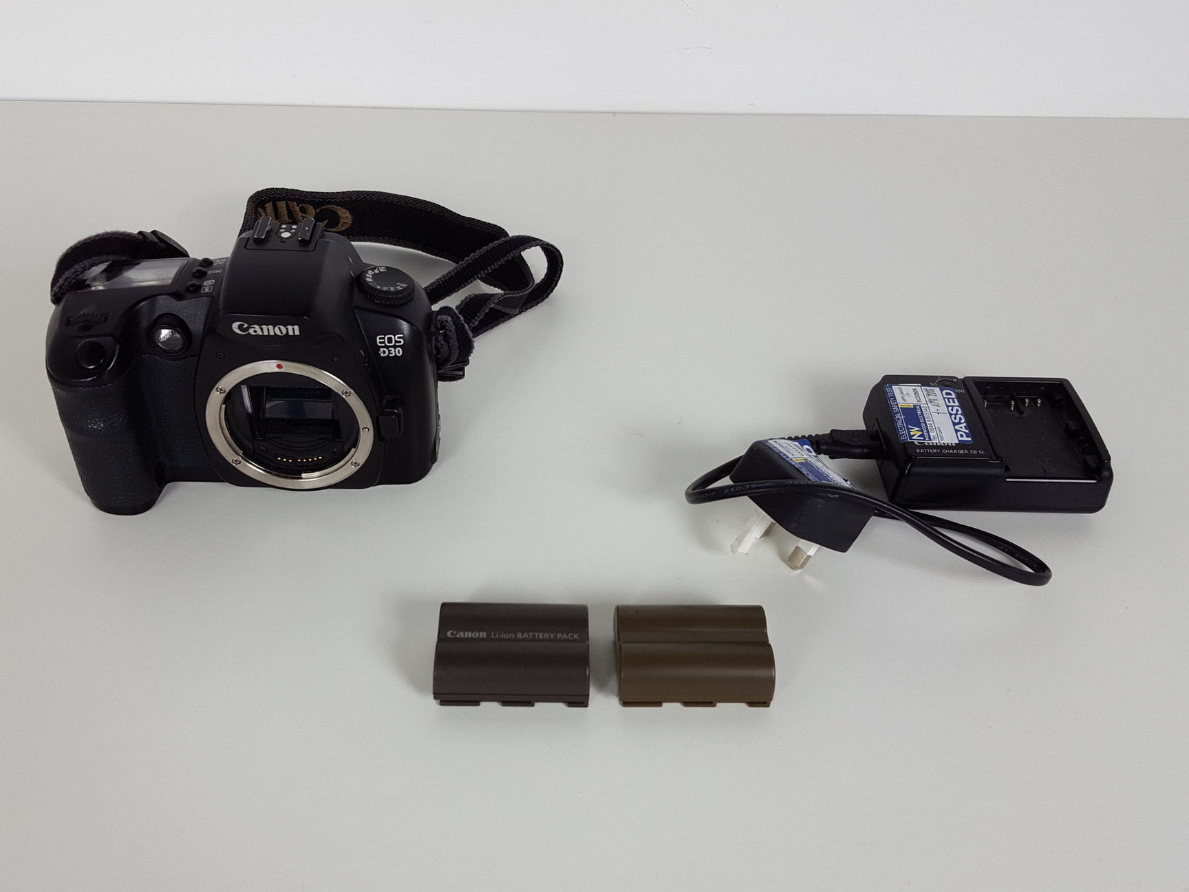 Image of Canon EOS D30 Digital Camera & Charger + 2 Spare Battery Packs