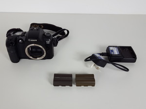 Thumbnail image of Canon EOS D30 Digital Camera & Charger + 2 Spare Battery Packs