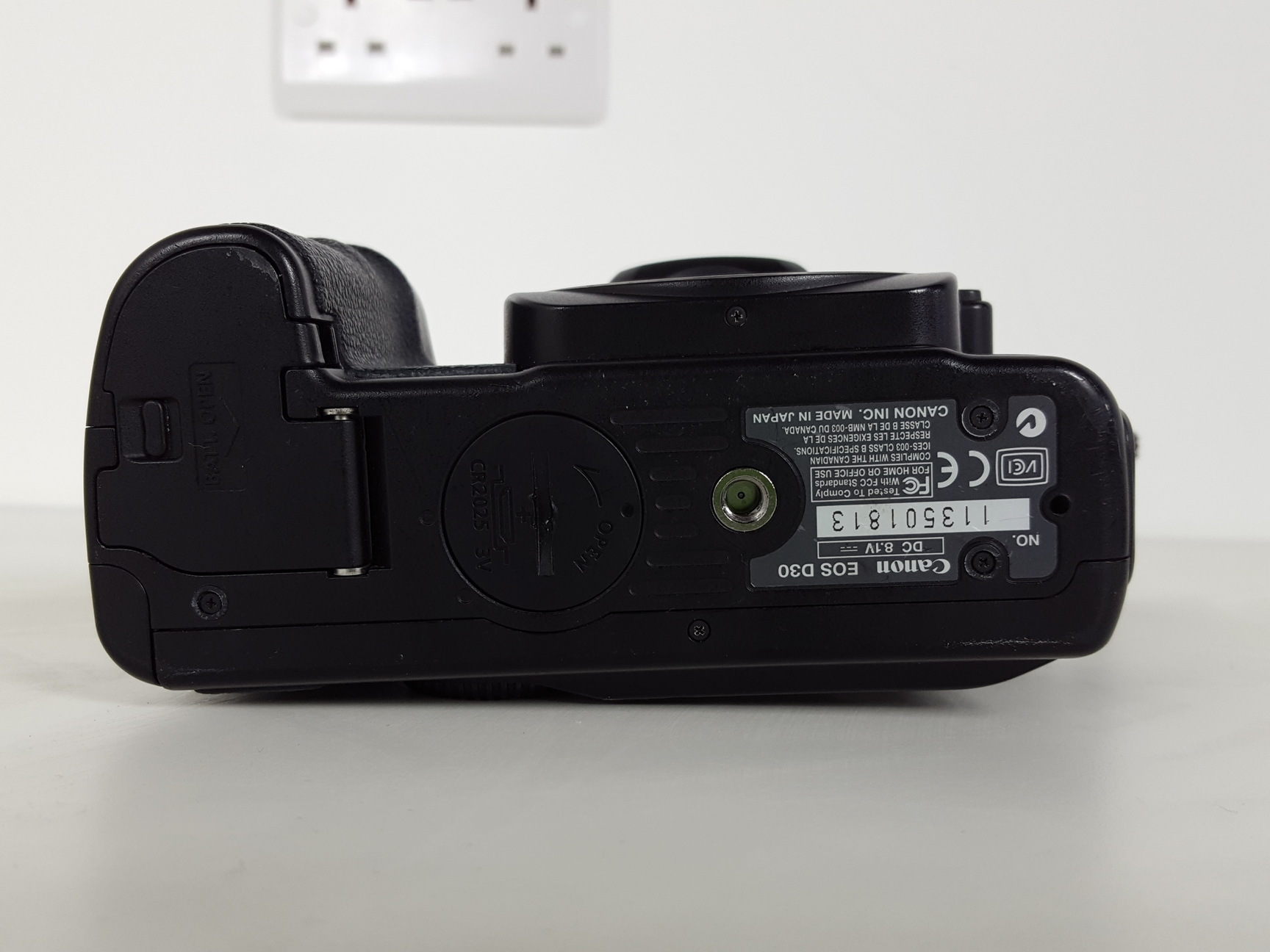 Image of Canon EOS D30 Digital Camera & Charger + 2 Spare Battery Packs
