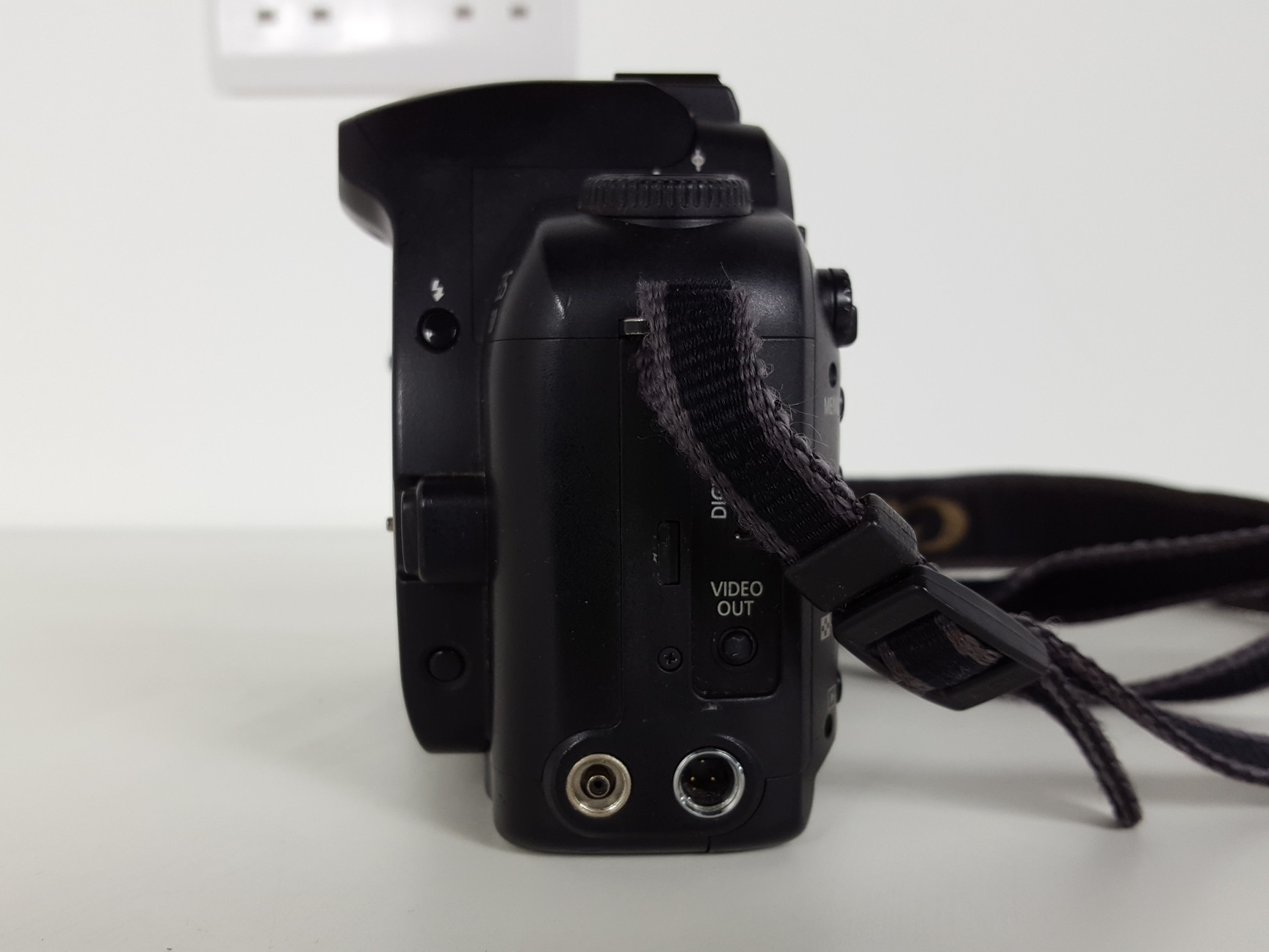 Image of Canon EOS D30 Digital Camera & Charger + 2 Spare Battery Packs