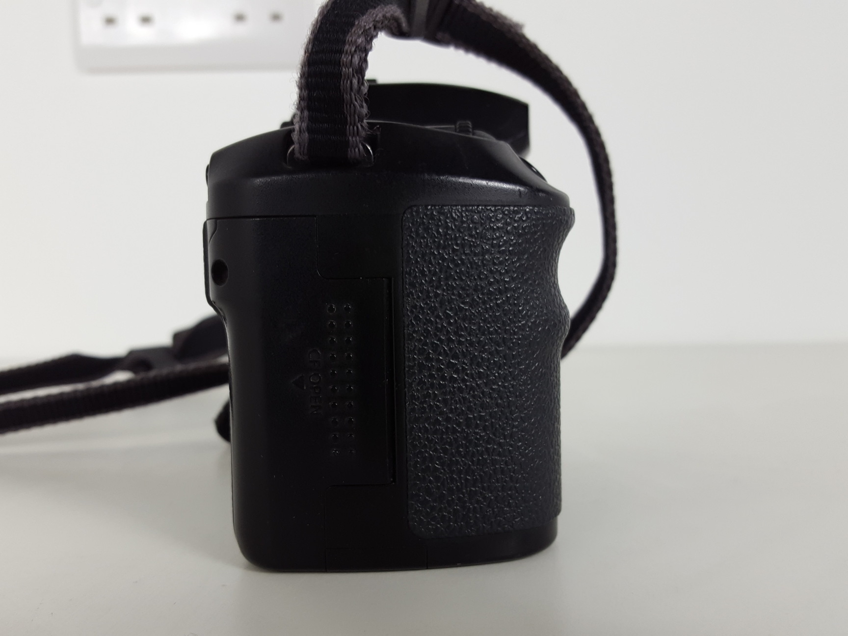 Image of Canon EOS D30 Digital Camera & Charger + 2 Spare Battery Packs