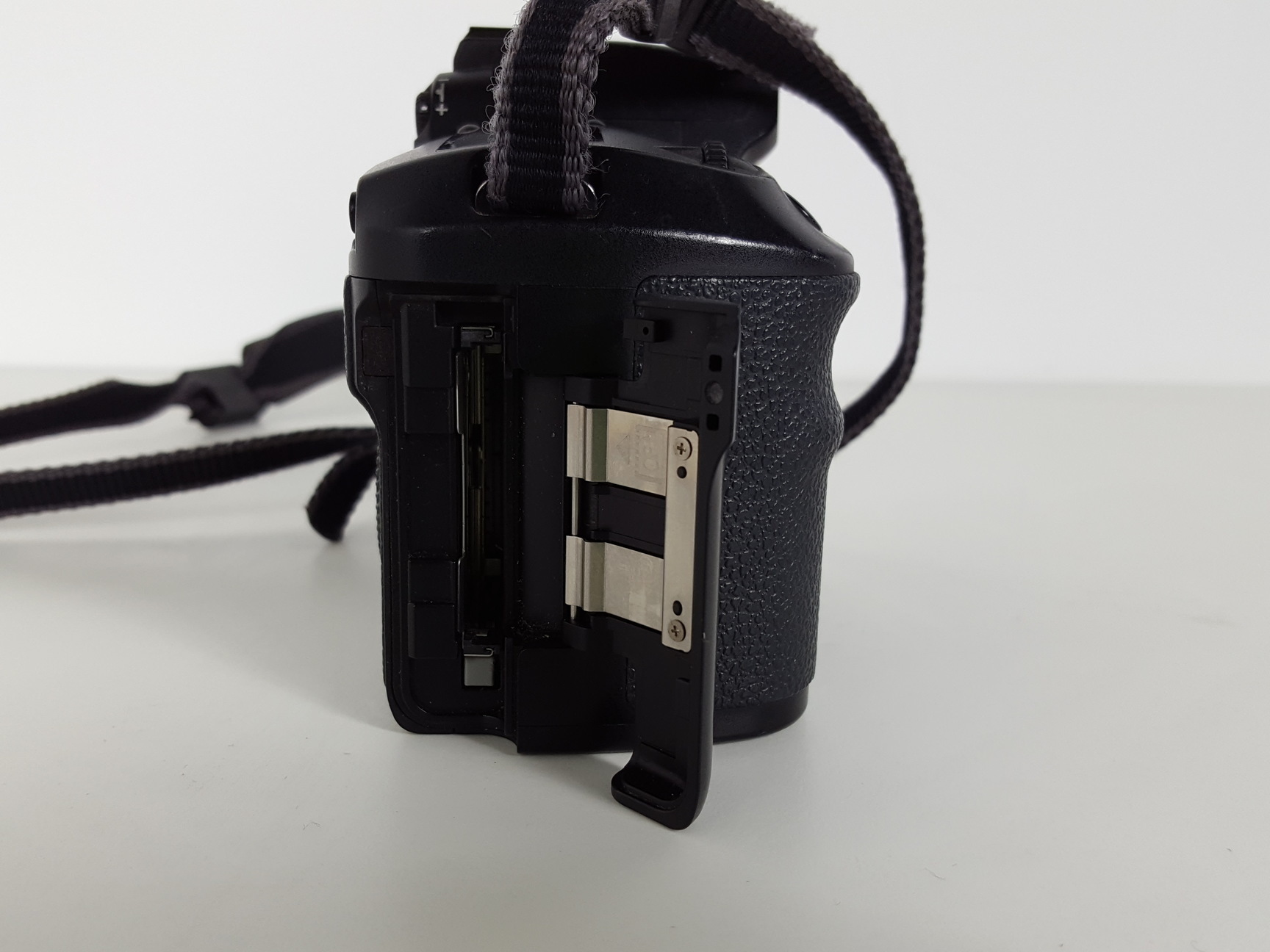 Image of Canon EOS D30 Digital Camera & Charger + 2 Spare Battery Packs