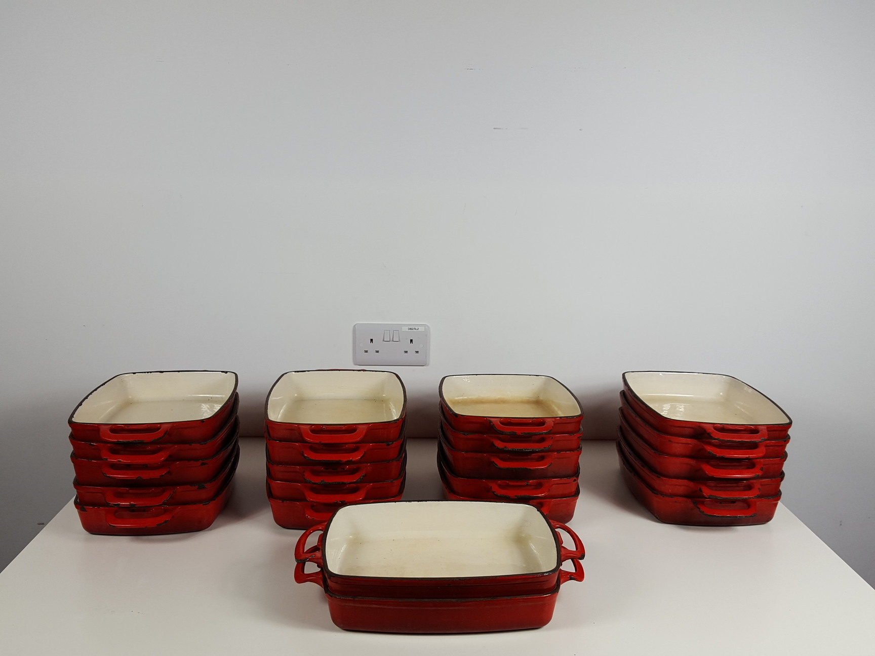 Image of 22 x Vogue Red Rectangular Cast Iron Dishes 2.8 Litre GH320 for Hot Food Servery