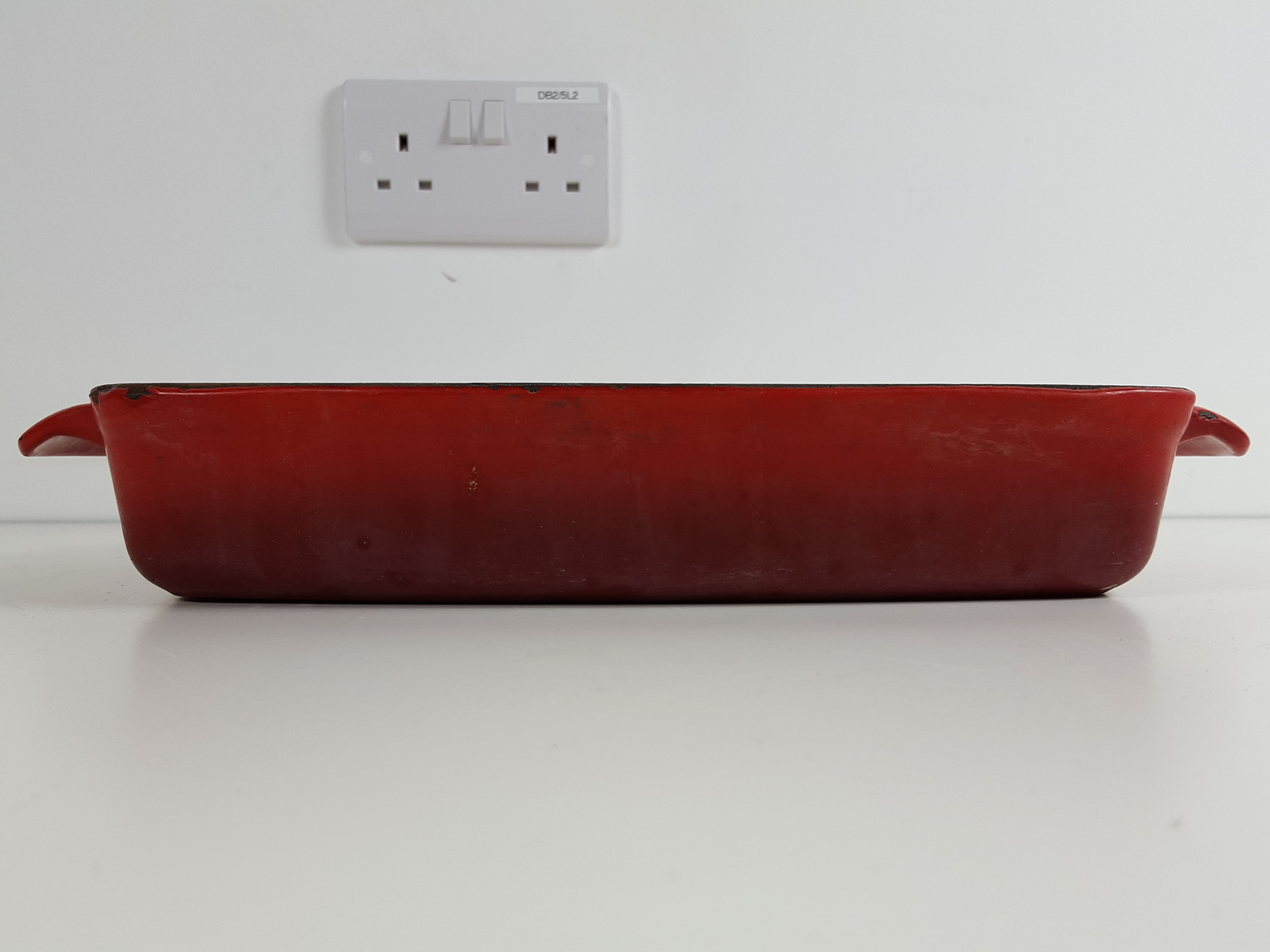 Image of 22 x Vogue Red Rectangular Cast Iron Dishes 2.8 Litre GH320 for Hot Food Servery