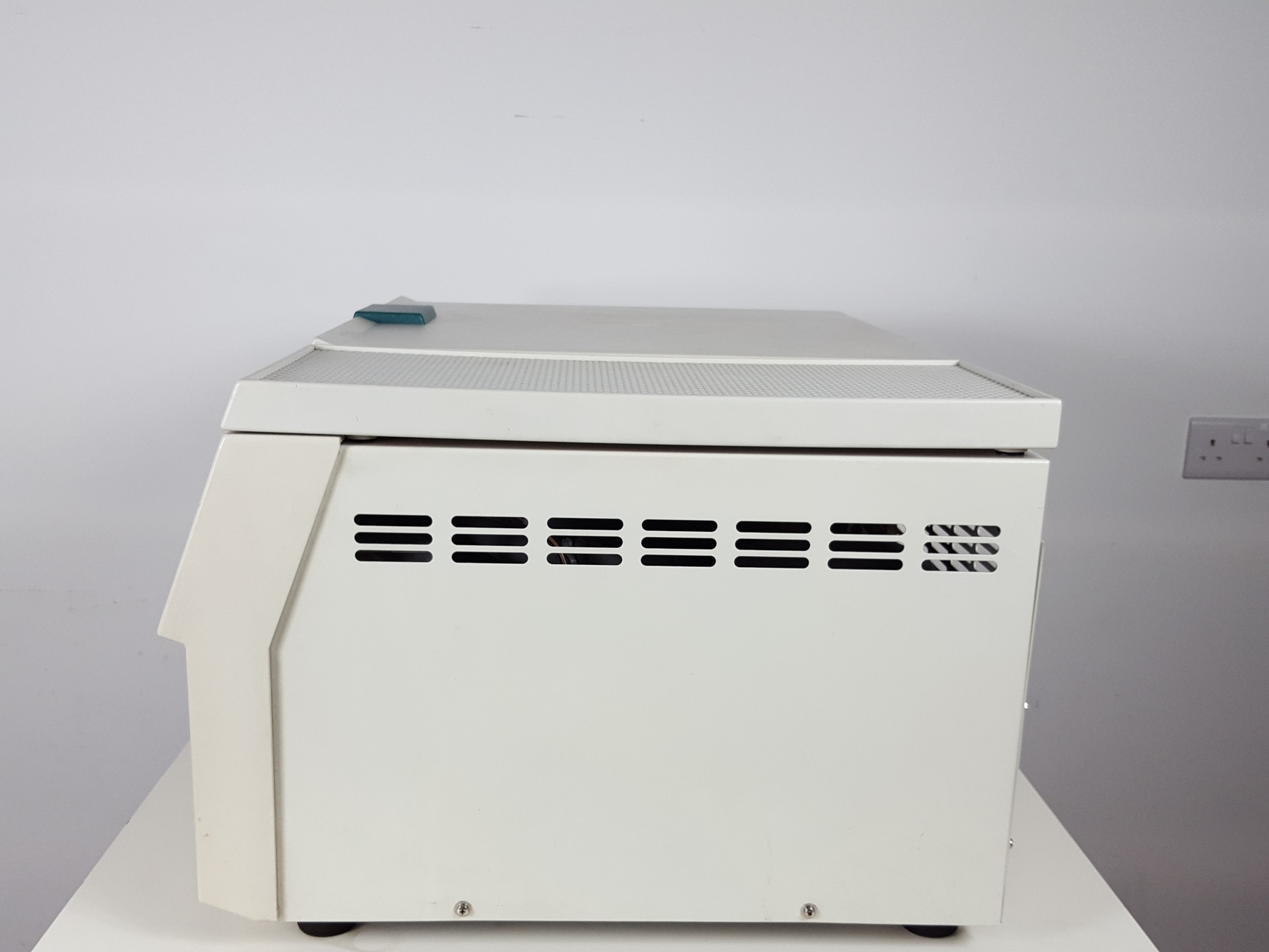 Image of Heraeus Megafuge 2.0R Lab Centrifuge with 4 x 500ml 4100 Swing Arm Rotor