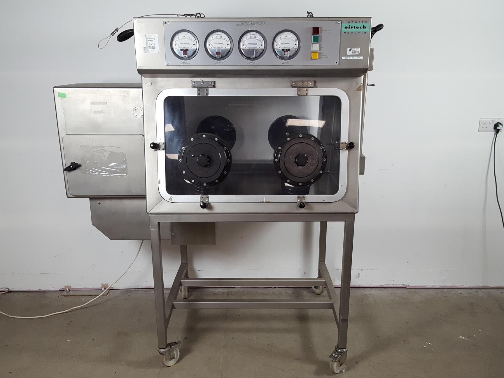 Image of Howorth Airtech Isolator Laboratory Glovebox Lab