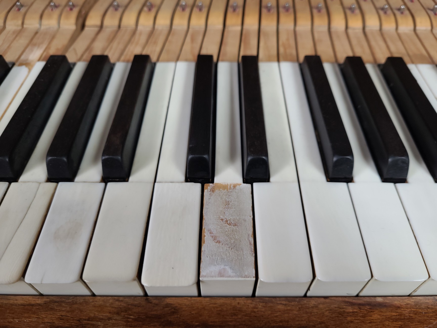 Image of Kemmler Osnabruck Upright Piano, 1925, 85 keys, 
