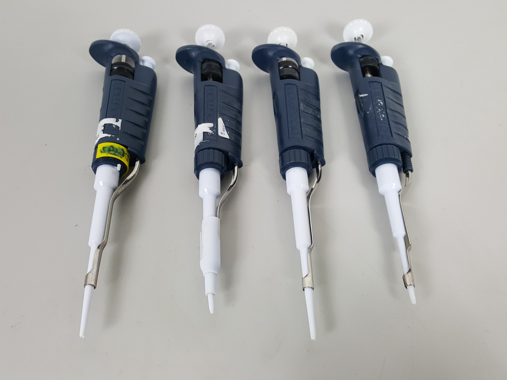 4 x Gilson Pipetman Pipettes 2 x P20 (2 20μL) 1 x P2 (0.2 2) 1 x