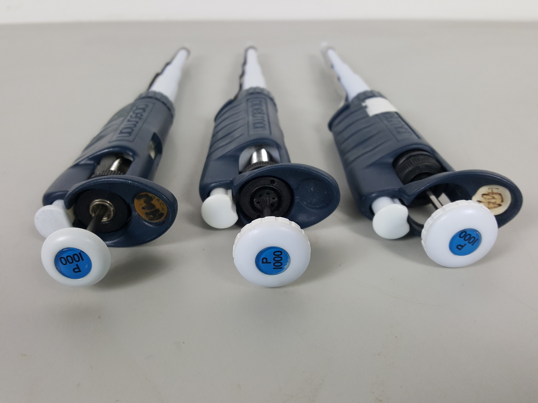 Image of 3 x Gilson Pipetman P1000 Pipettes 200 - 100μL Lab