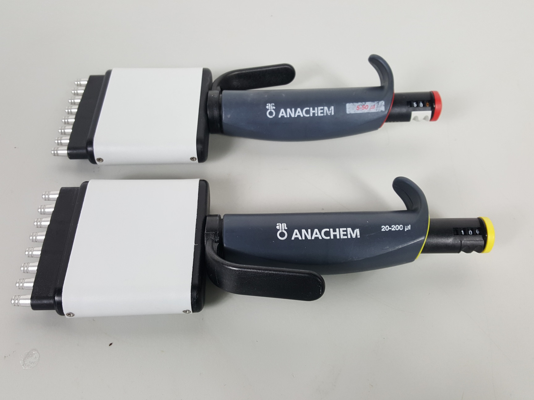 Image of 2 x Anachem 8 Channel Pipettes - 20 - 200μL & 5 - 50μL Lab