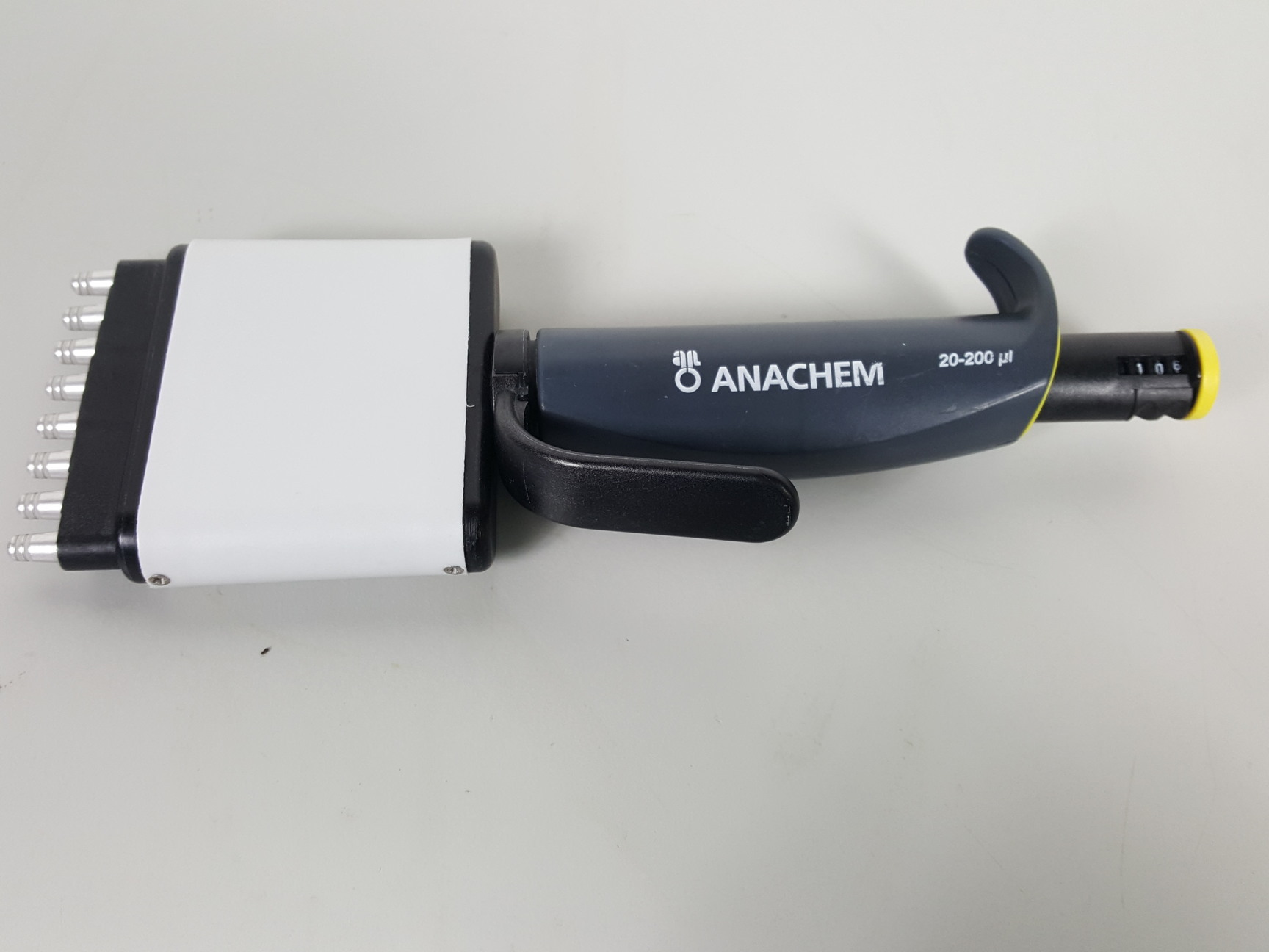 Image of 2 x Anachem 8 Channel Pipettes - 20 - 200μL & 5 - 50μL Lab