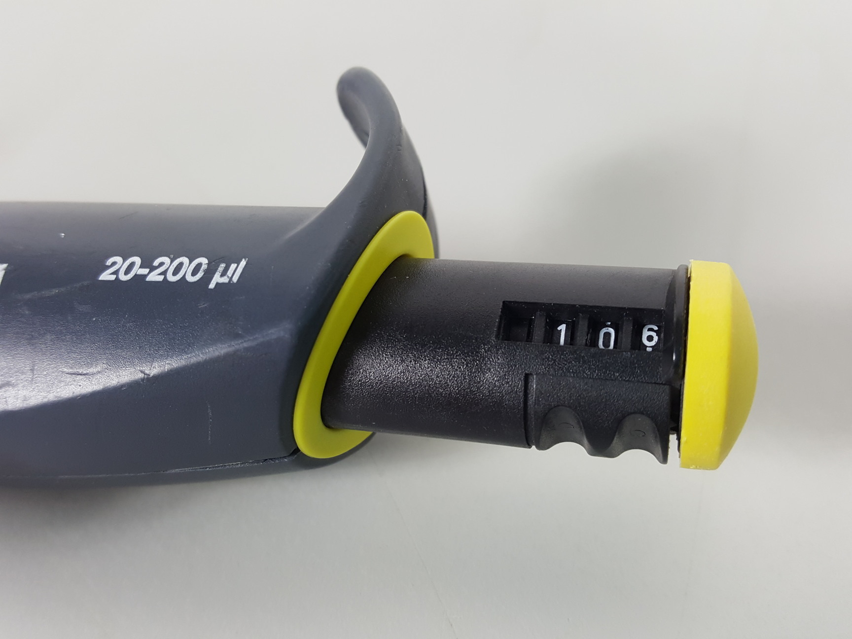 Image of 2 x Anachem 8 Channel Pipettes - 20 - 200μL & 5 - 50μL Lab