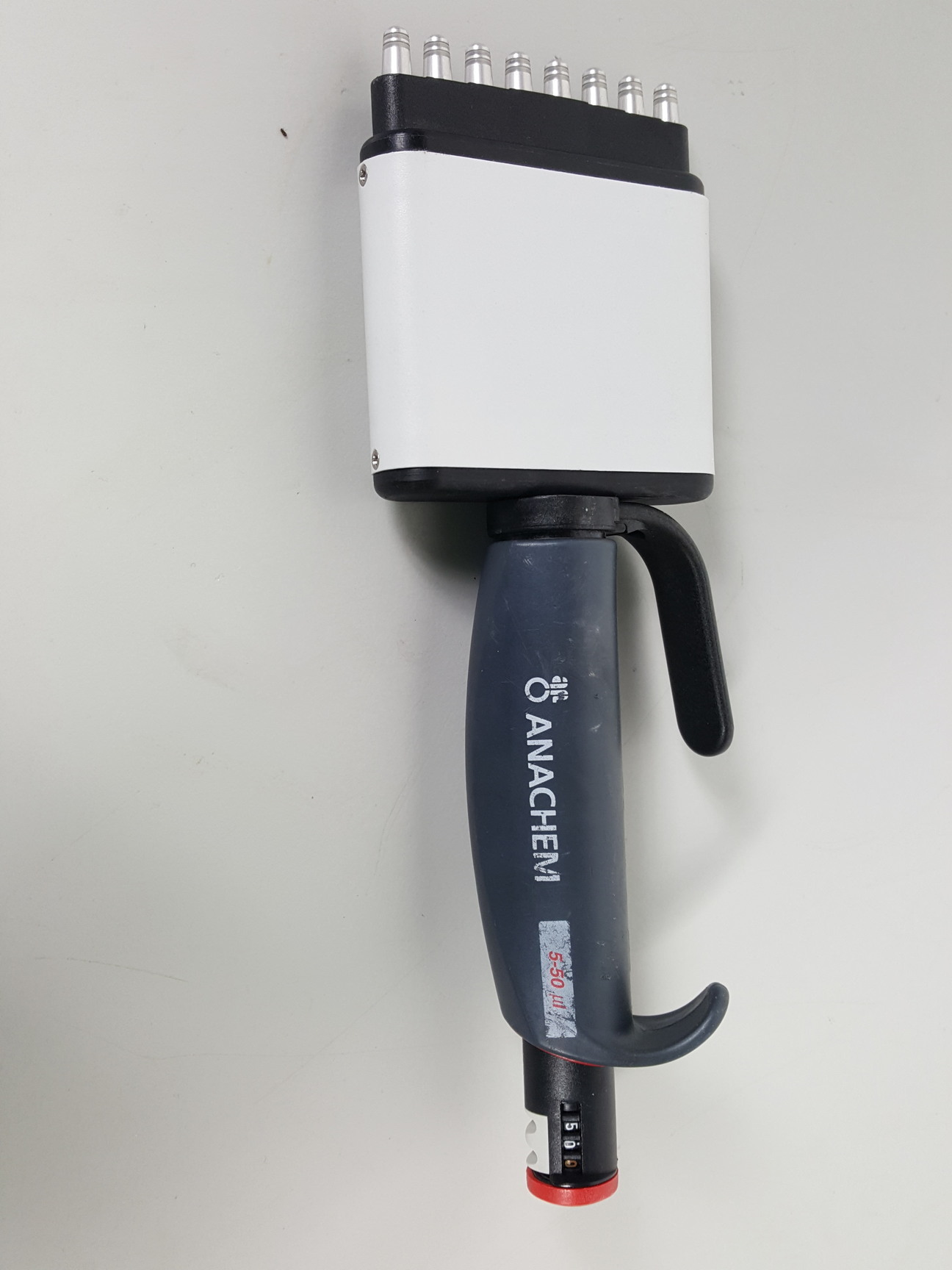 Image of 2 x Anachem 8 Channel Pipettes - 20 - 200μL & 5 - 50μL Lab