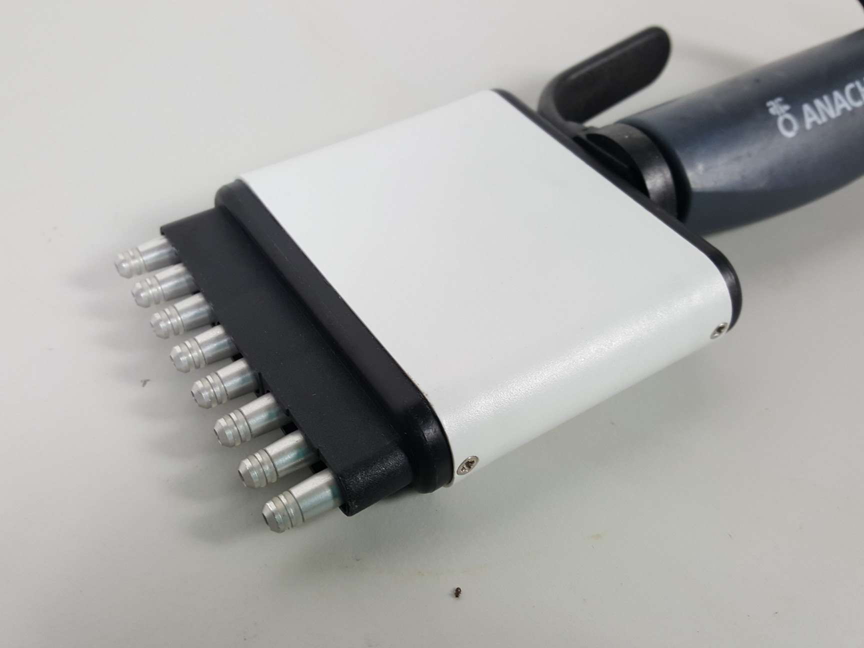 Image of 2 x Anachem 8 Channel Pipettes - 20 - 200μL & 5 - 50μL Lab