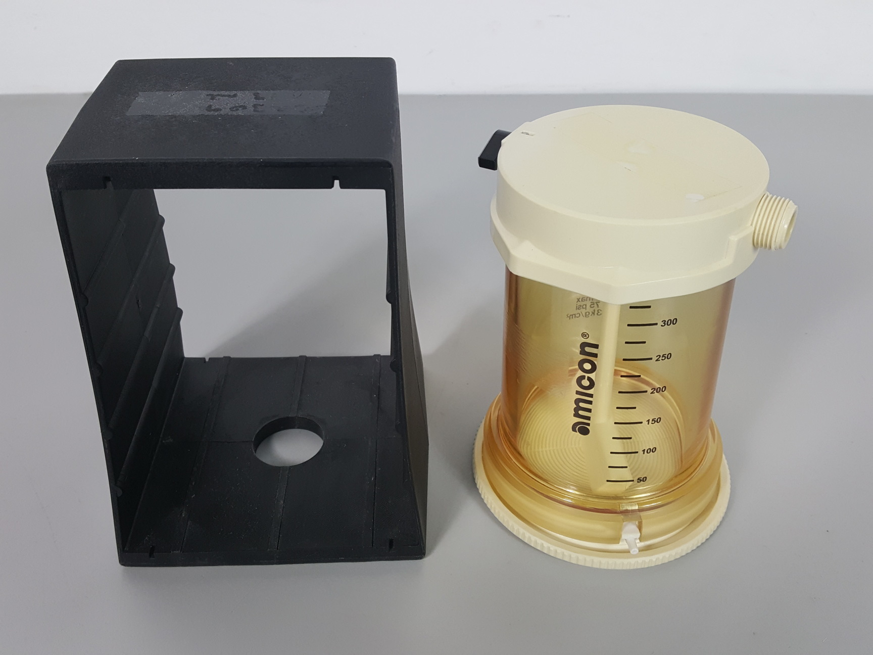 Image of EMD Millipore Amicon 8400 Stirred Cell 350ml Pmax 75 psi 5.3kg/cm