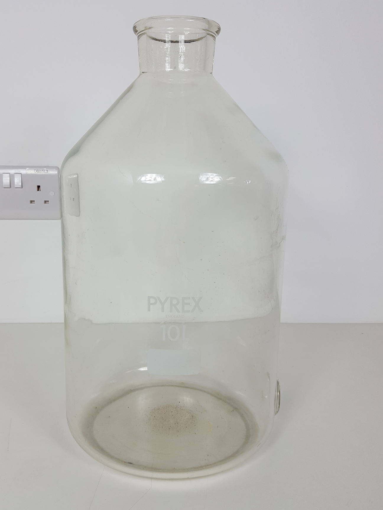 Image of 32 x Volumetric Flasks, 3L Buchner Funnel, 10L Bottle, 3 x Measuring Tubes Lab
