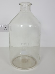 Thumbnail image of 32 x Volumetric Flasks, 3L Buchner Funnel, 10L Bottle, 3 x Measuring Tubes Lab