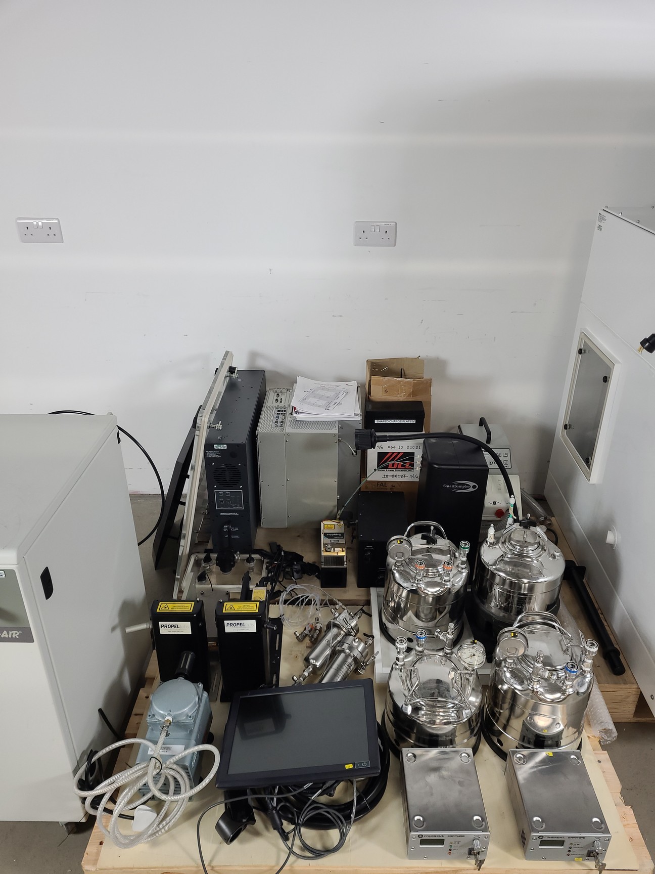 Image of Beckman Coulter MoFlo Laser Cytomation System w/ MSC Class II Safety Cabinet Lab