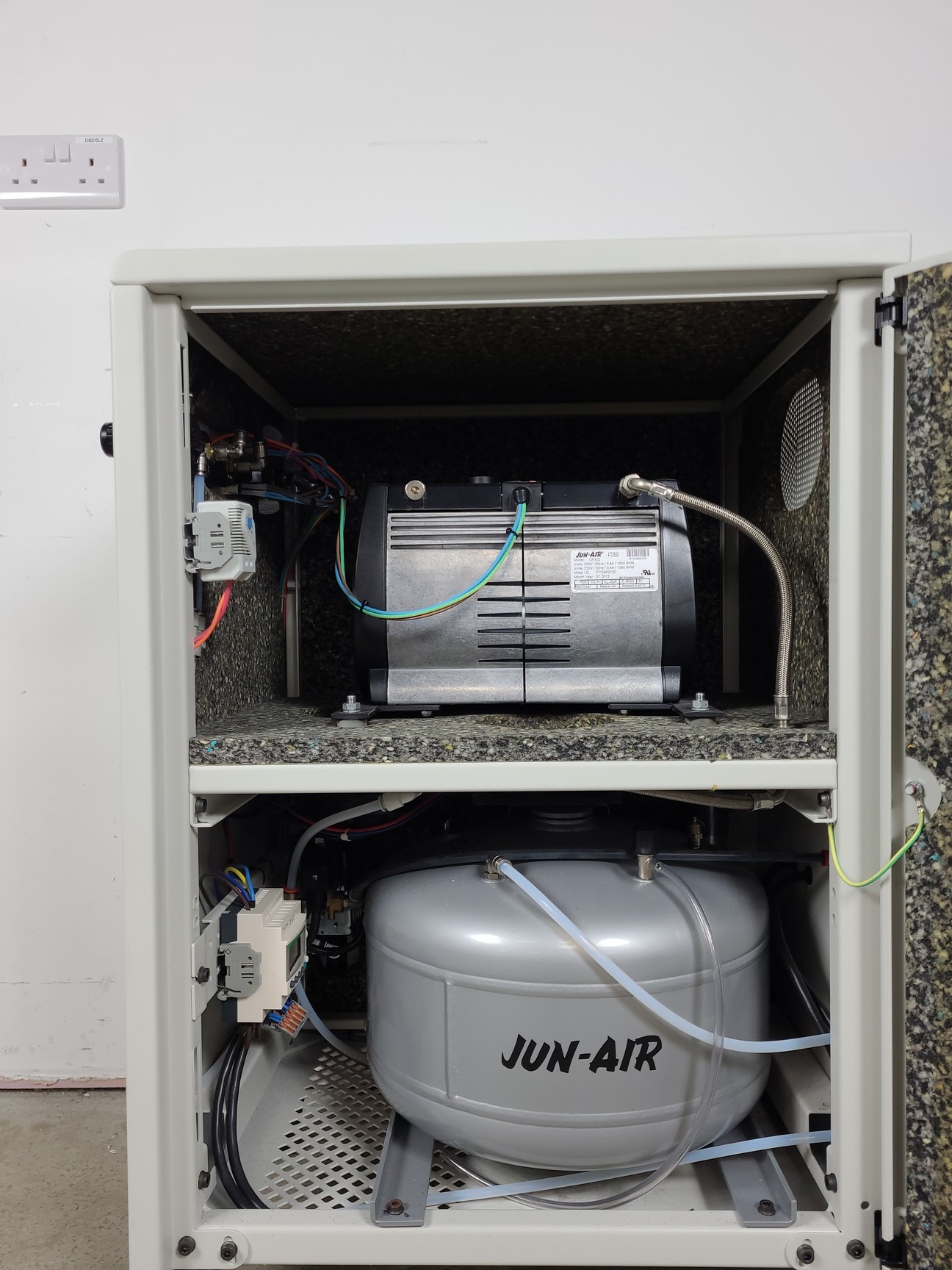 Image of Beckman Coulter MoFlo Laser Cytomation System w/ MSC Class II Safety Cabinet Lab