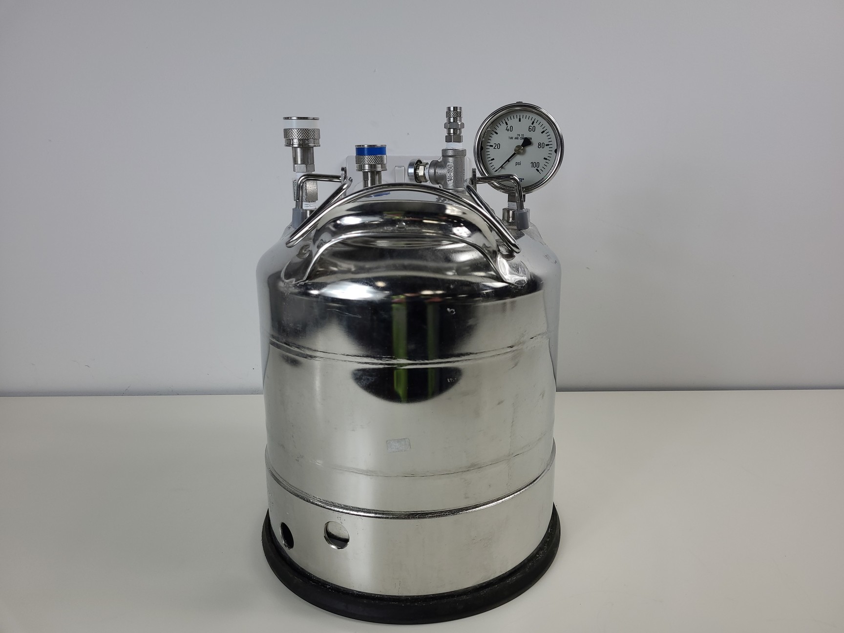 Image of Beckman Coulter MoFlo Laser Cytomation System w/ MSC Class II Safety Cabinet Lab