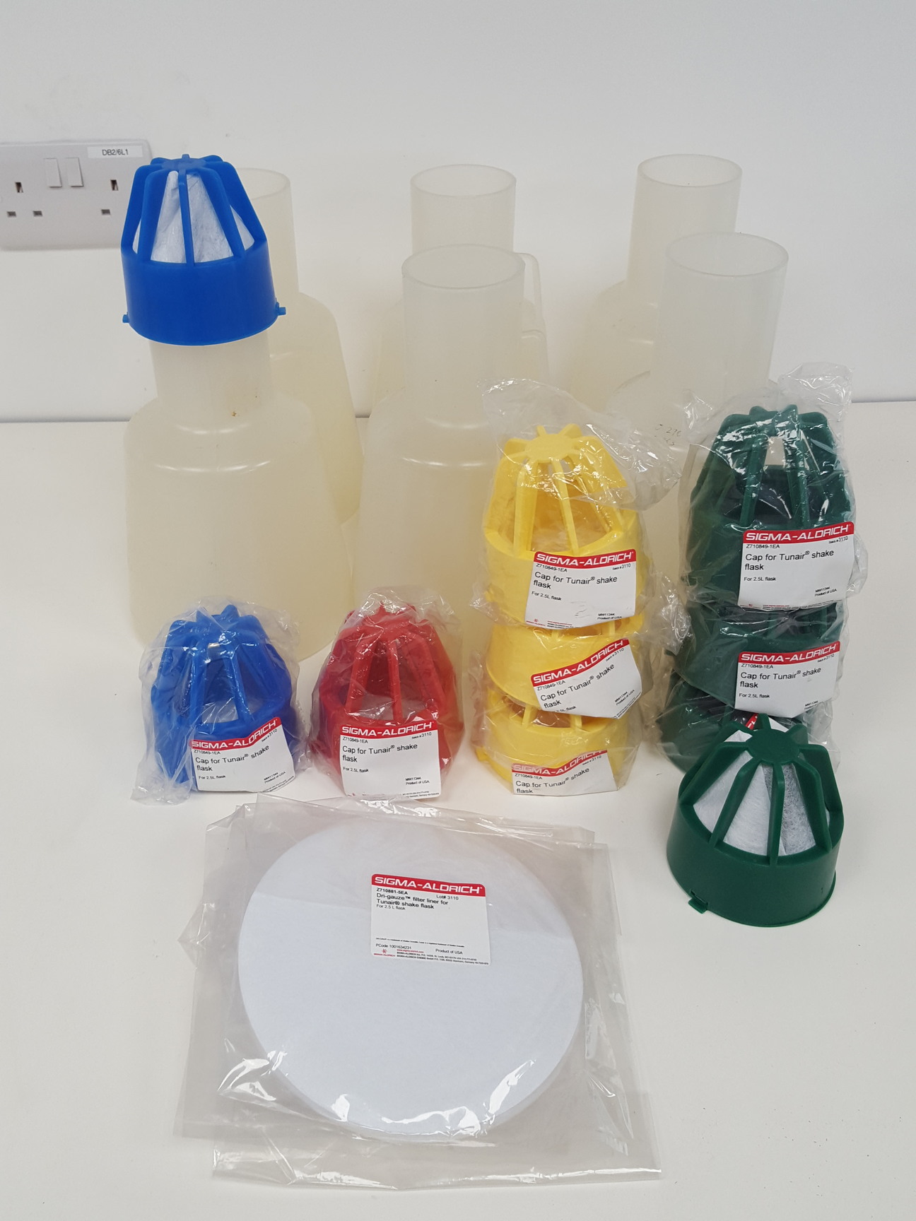 Image of 6 x Sigma-Aldrich 2.5L Tunair Shake Flasks, 9 x Caps & Lining Filters Lab