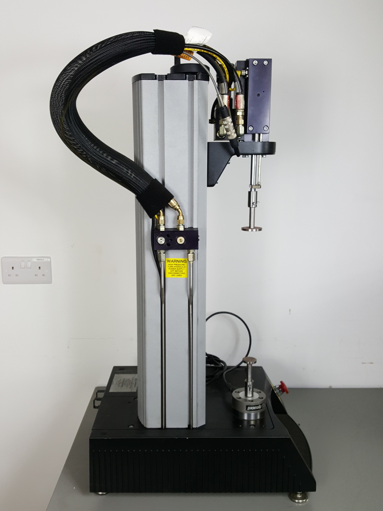 Image of Instron 8841 1kN DynaMight Servo Hydraulic Dynamic Test System - Savery Lab