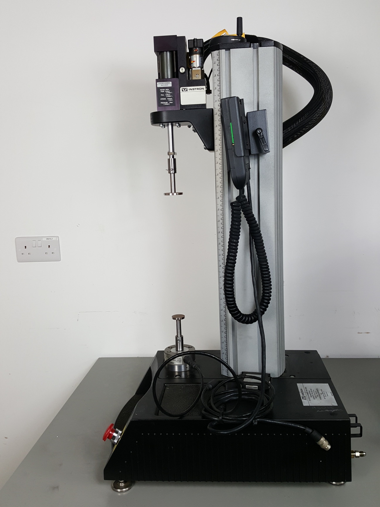 Image of Instron 8841 1kN DynaMight Servo Hydraulic Dynamic Test System - Savery Lab