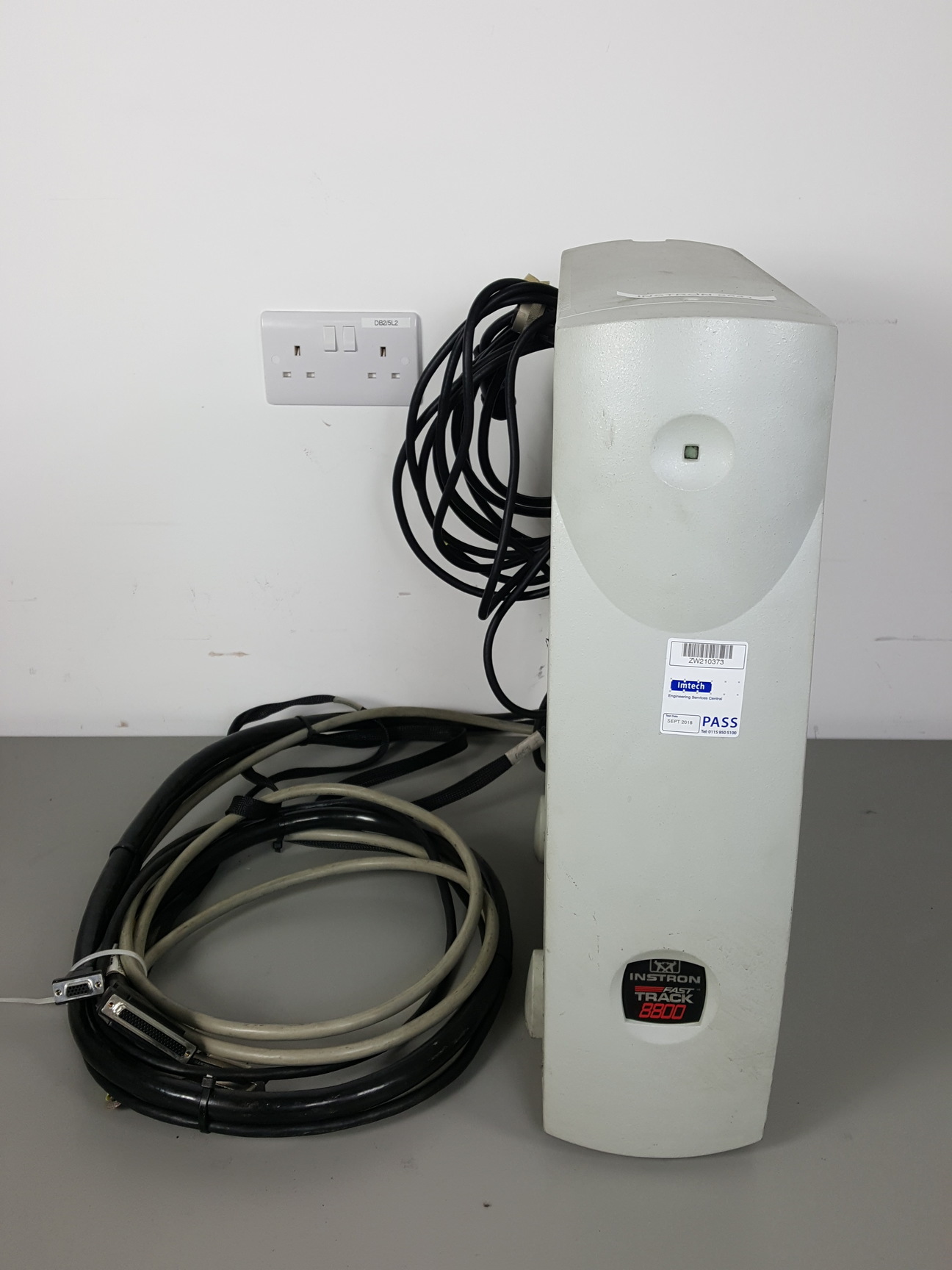 Image of Instron 8841 1kN DynaMight Servo Hydraulic Dynamic Test System - Savery Lab