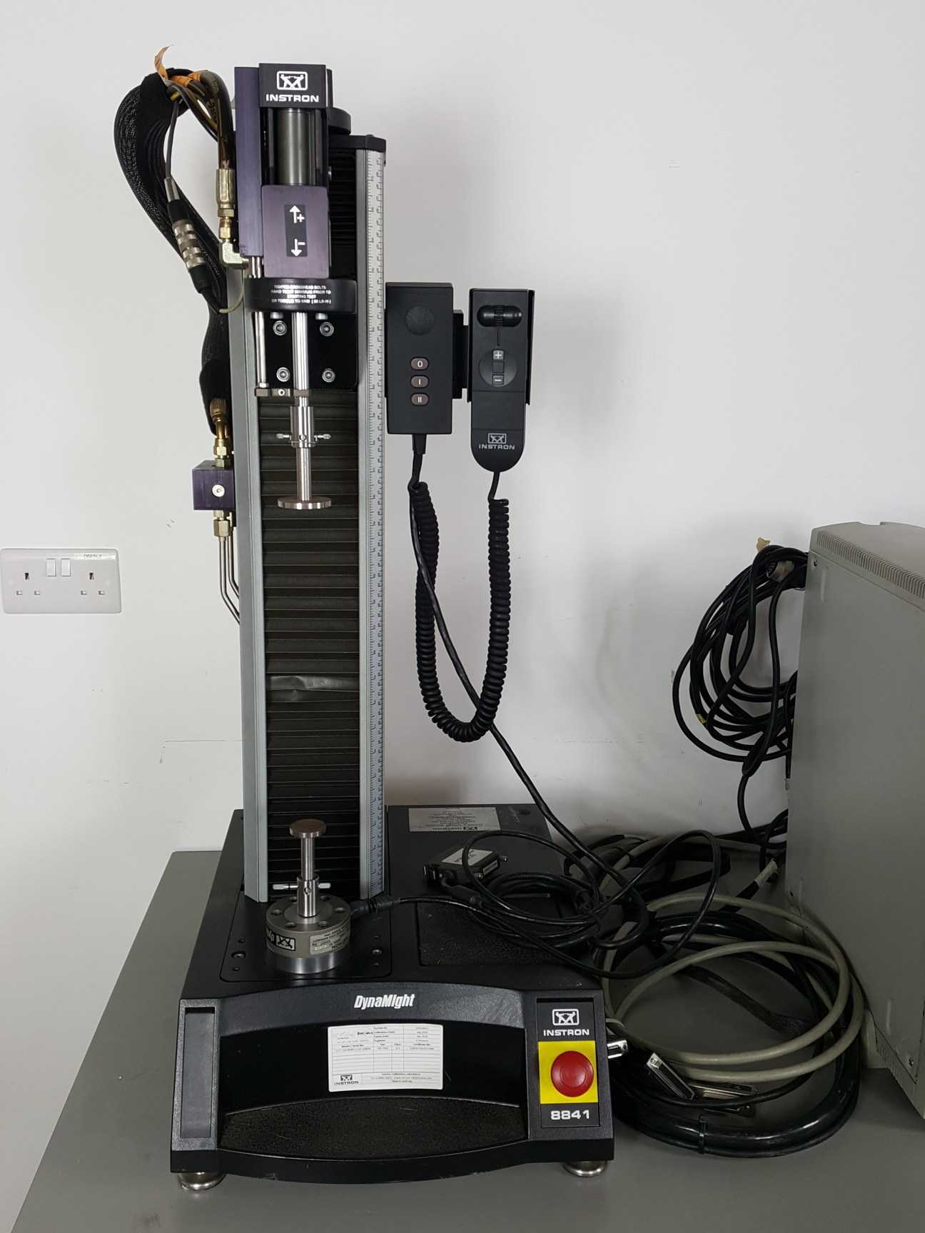 Image of Instron 8841 1kN DynaMight Servo Hydraulic Dynamic Test System - Savery Lab