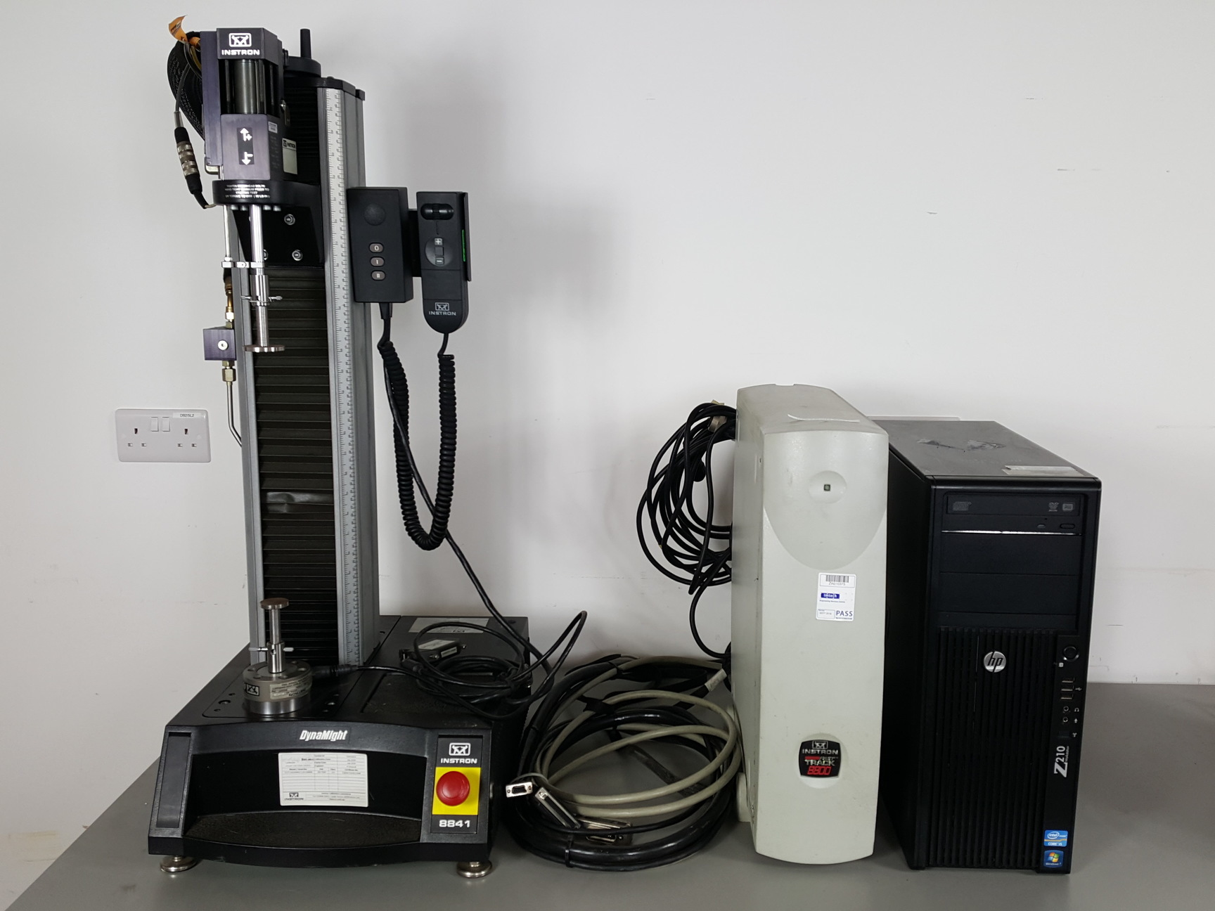 Image of Instron 8841 1kN DynaMight Servo Hydraulic Dynamic Test System - Savery Lab