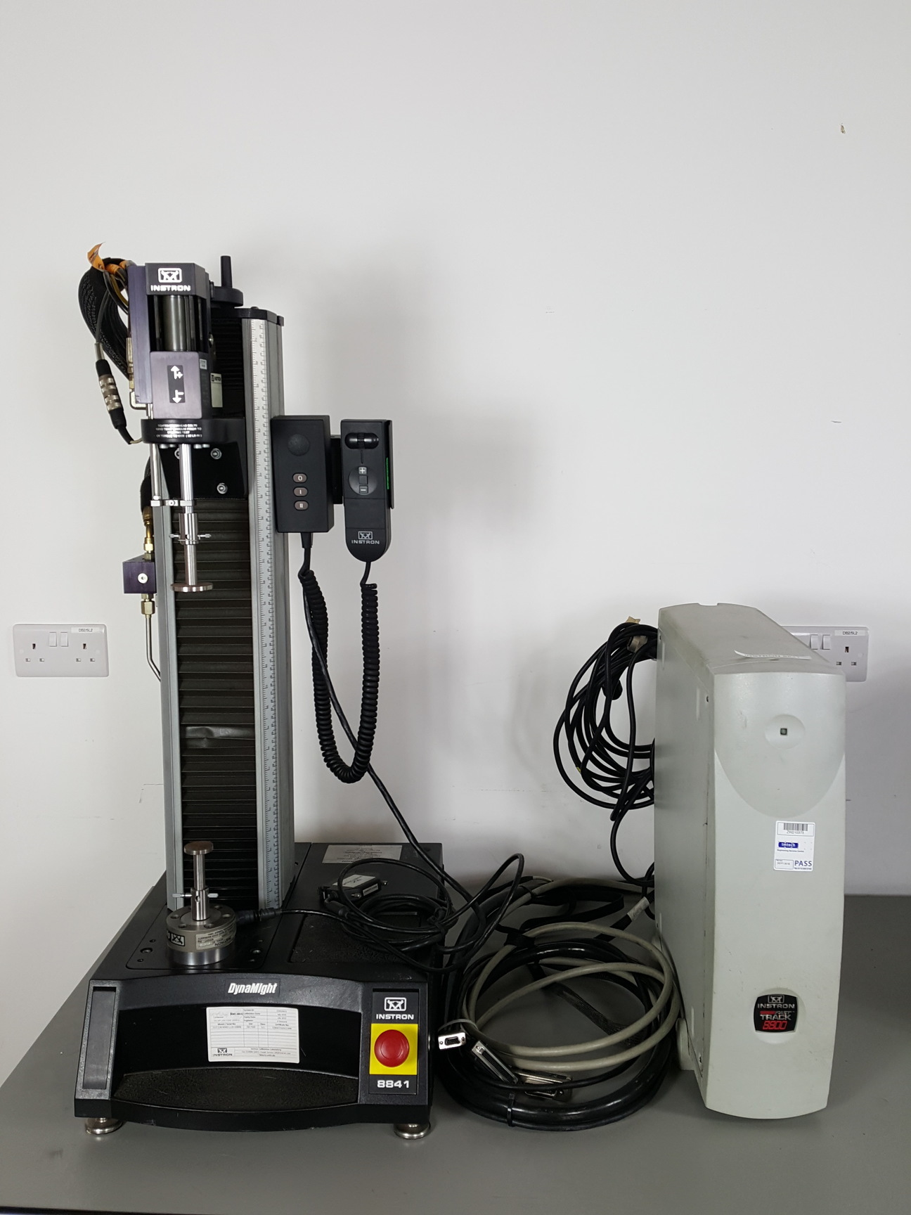 Image of Instron 8841 1kN DynaMight Servo Hydraulic Dynamic Test System - Savery Lab