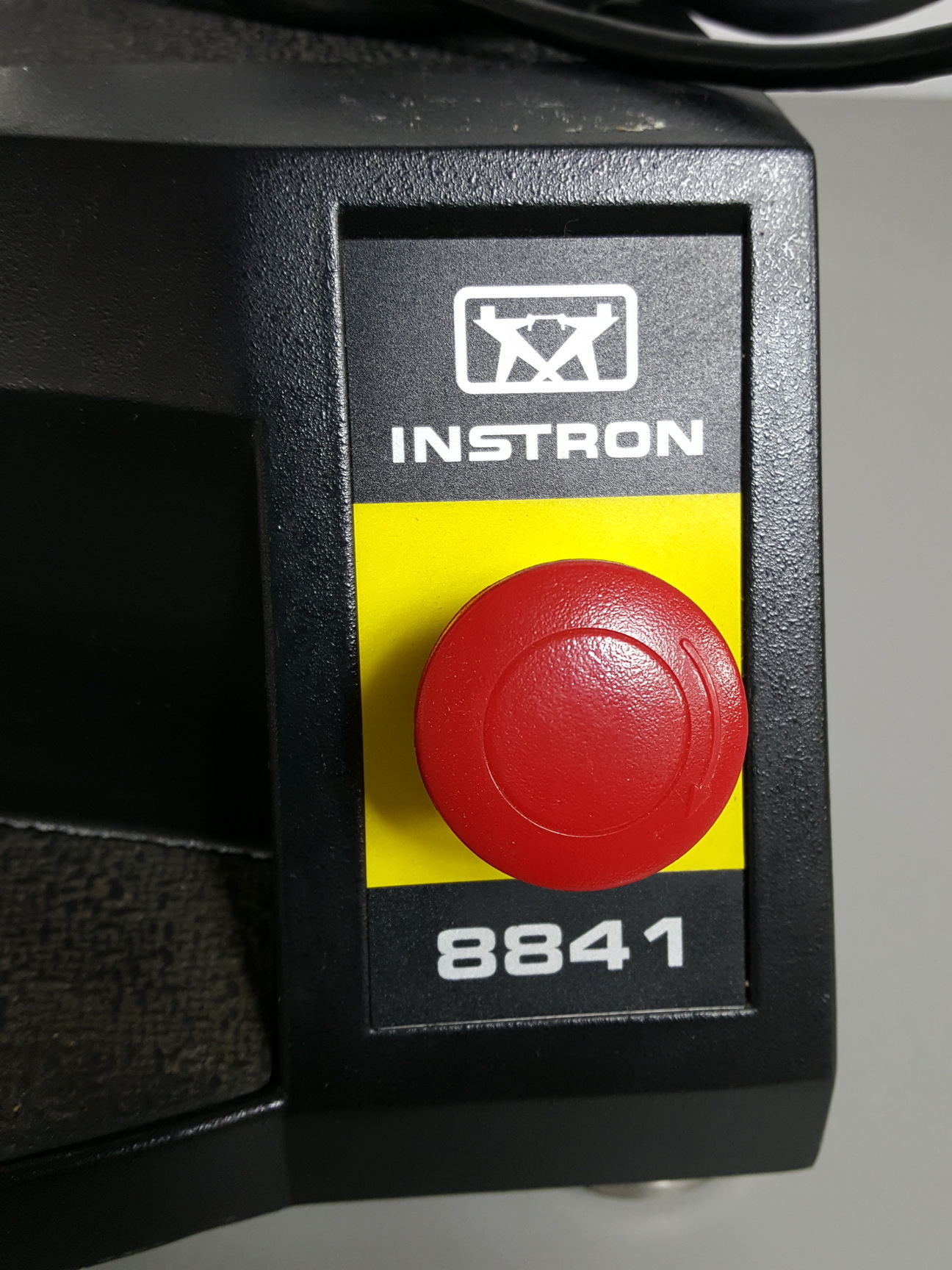 Image of Instron 8841 1kN DynaMight Servo Hydraulic Dynamic Test System - Savery Lab
