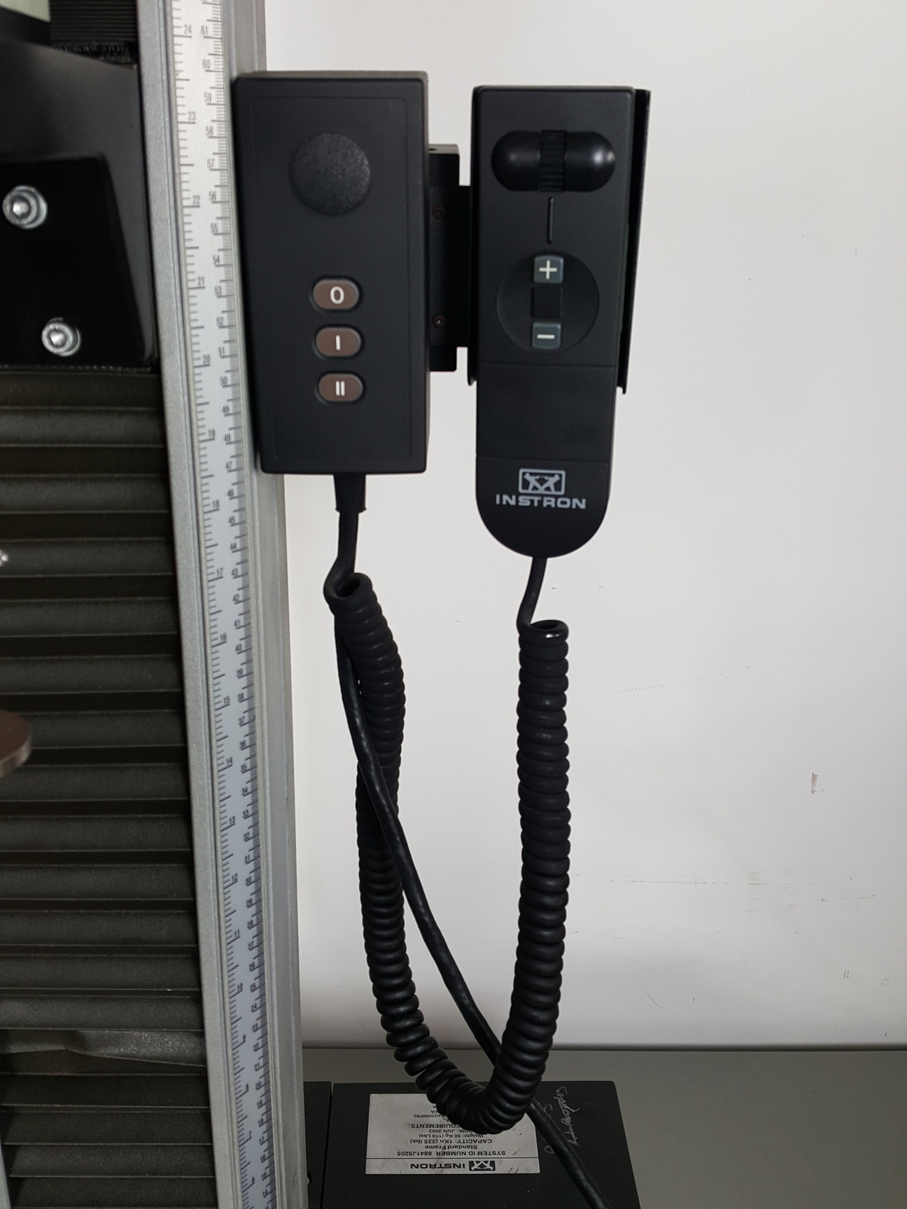 Image of Instron 8841 1kN DynaMight Servo Hydraulic Dynamic Test System - Savery Lab