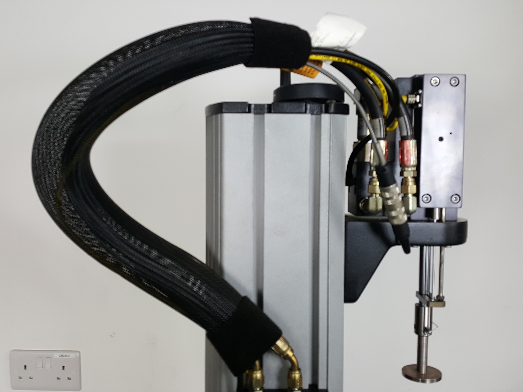 Image of Instron 8841 1kN DynaMight Servo Hydraulic Dynamic Test System - Savery Lab
